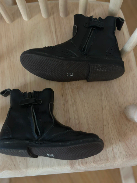 Eureka經典黑色雕花小皮靴 image 1 of 0