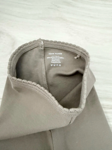 Capri leggings image 1 of 0