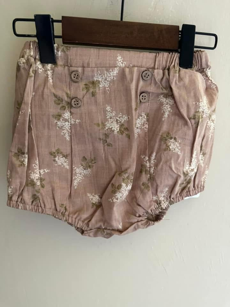 日本品牌 Tete a tete 全新付吊牌 溫柔茶粉花花短褲 尺寸70-80 image 1 of 0