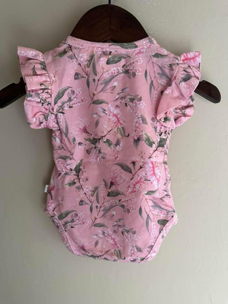 澳洲品牌 Snuggle hunny 粉花花包屁衣 3m近新/同款髮帶可以戴到2y左右 image 1 of 0