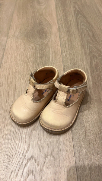 奶油白鞋 image 1 of 0