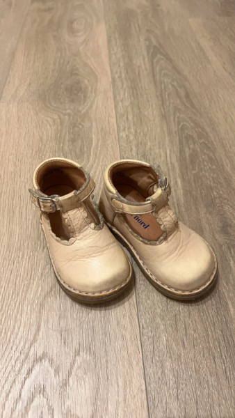 奶油白鞋 image 1 of 0
