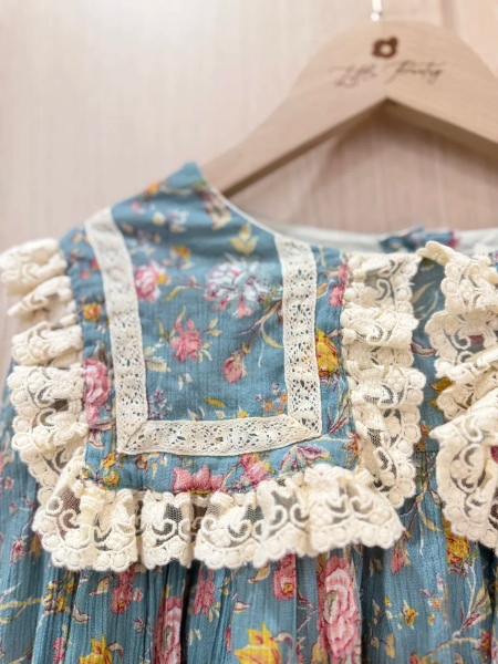 Louise Misha,諾拉荷葉刺繡洋裝	藍奶油大馬士革玫瑰	3Y image 1 of 0