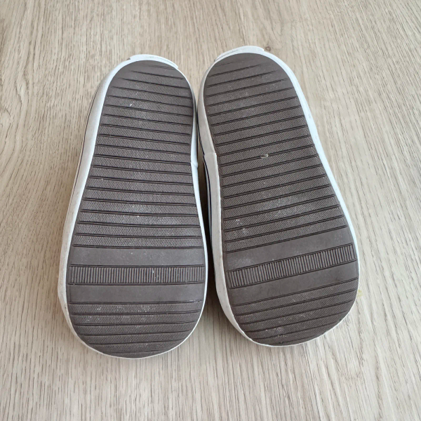 奶茶色帆布鞋 image 1 of 0