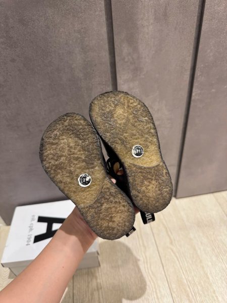 黑色魔鬼氈涼鞋 image 1 of 0