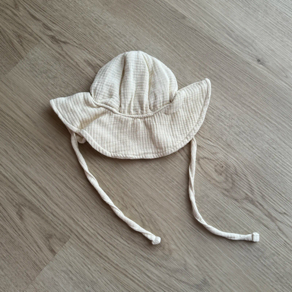 米白吊帶褲+荷葉邊漁夫帽 image 1 of 0