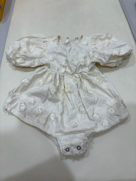 典雅刺繡花包屁衣 image 1 of 0
