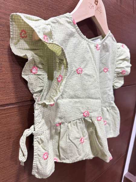 洋梨綠格紋鳶尾花上衣搭配人魚五分褲 image 1 of 0