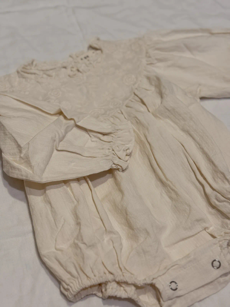 白色雕花包屁衣 image 1 of 0
