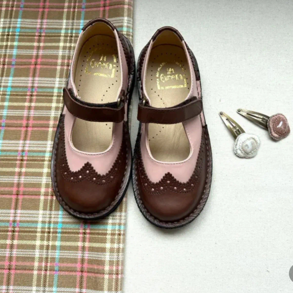 EUREKA 真皮雕花芭比雙色圓楦皮鞋 ( CARA獨家自訂色) image 1 of 0