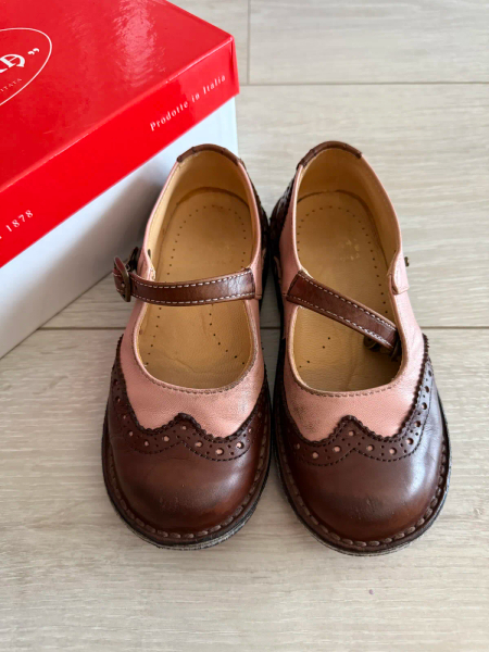 EUREKA 真皮雕花芭比雙色圓楦皮鞋 ( CARA獨家自訂色) image 1 of 0