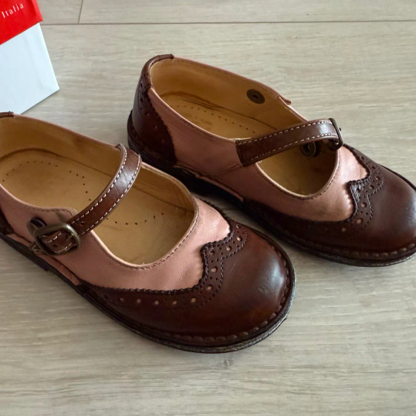 EUREKA 真皮雕花芭比雙色圓楦皮鞋 ( CARA獨家自訂色) image 1 of 0