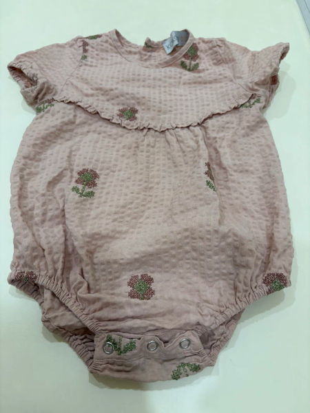 經典刺繡粉花包屁衣 image 1 of 0