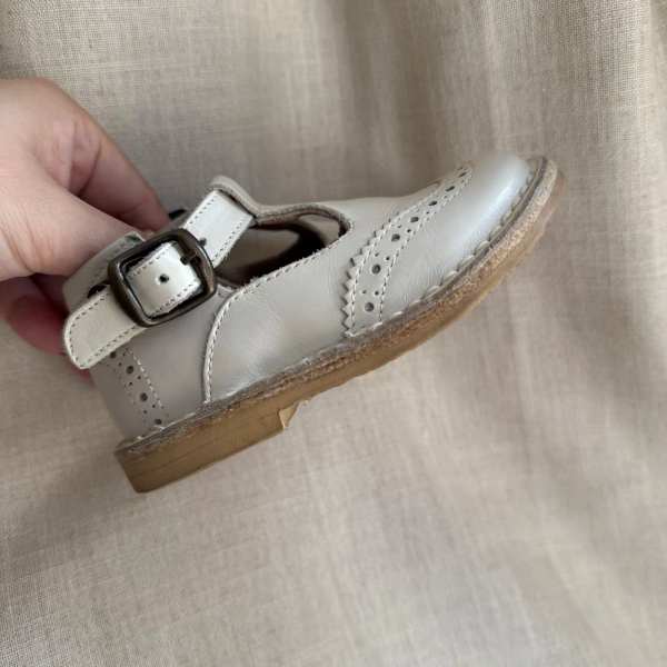 白色雕花皮鞋 image 1 of 0