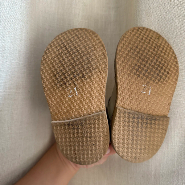 白色雕花皮鞋 image 1 of 0