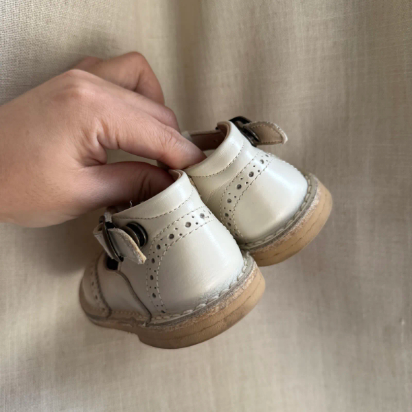 白色雕花皮鞋 image 1 of 0