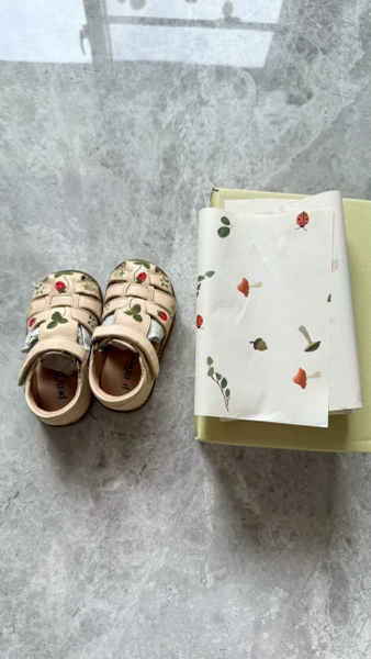 uniqua 限定野草莓刺繡羅馬涼鞋 image 1 of 0