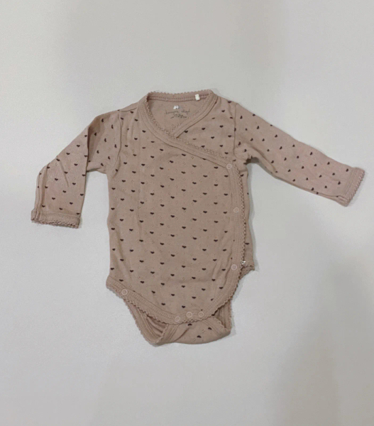 乾燥玫瑰色滿版愛心包屁衣 image 1 of 0