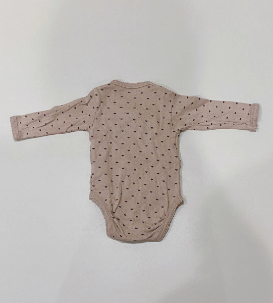 乾燥玫瑰色滿版愛心包屁衣 image 1 of 0