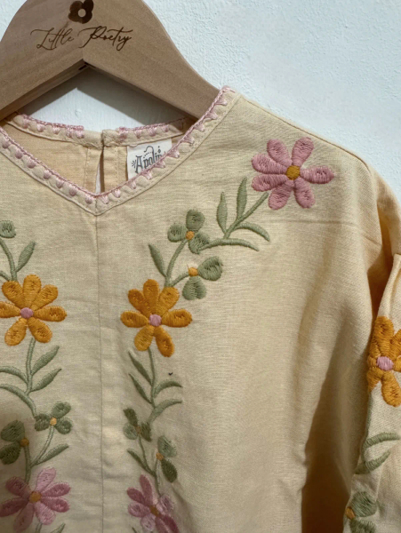 (降價）Apolina DARLENE BLOUSE - CASHEW清新束口刺繡襯衫 image 1 of 0