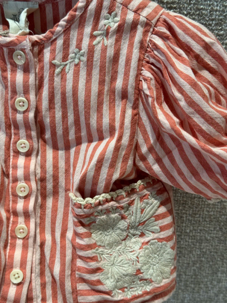 紅色刺繡條文上衣 image 1 of 0