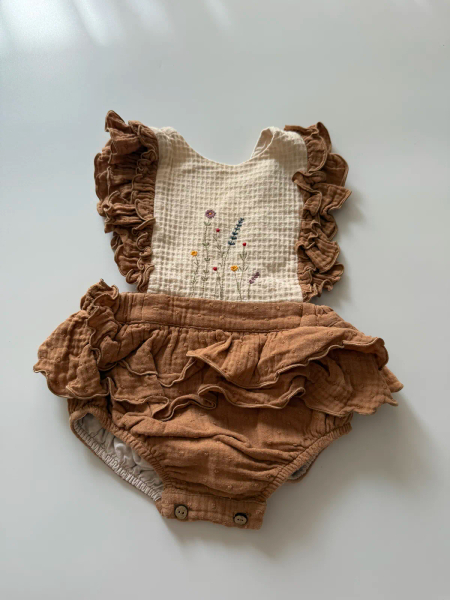 刺繡荷葉包屁衣 image 1 of 0