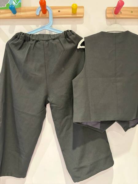 小童的西裝背心跟西裝褲 image 1 of 0