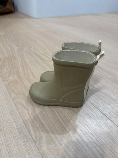 雨鞋 24 image 1 of 0