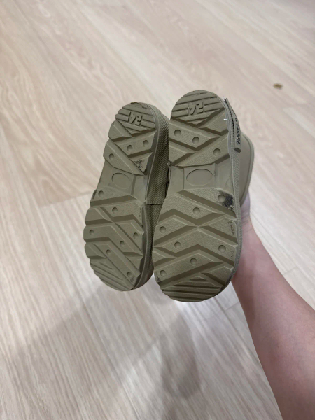 雨鞋 24 image 1 of 0