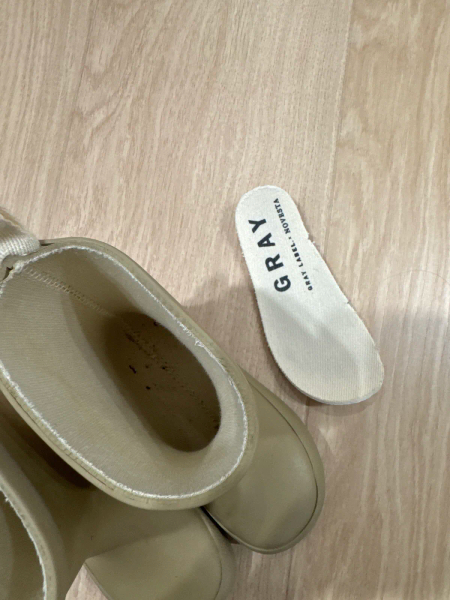 雨鞋 24 image 1 of 0