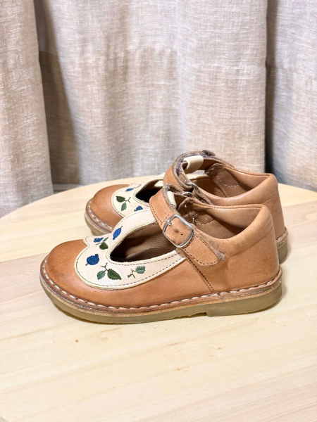 UNIQUA限定- Buleberry velcro T Strap shoe image 1 of 0