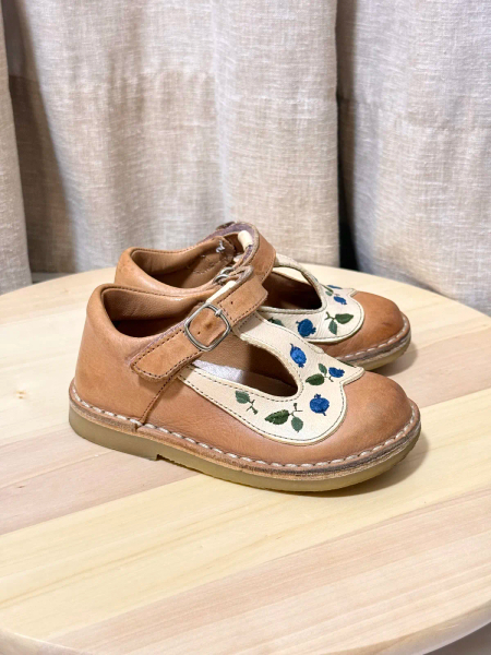 UNIQUA限定- Buleberry velcro T Strap shoe image 1 of 0