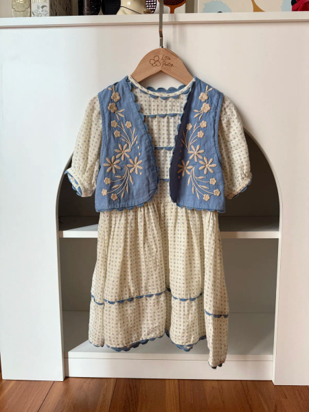 藍色刺繡背心搭配碎花短袖洋裝 image 1 of 0