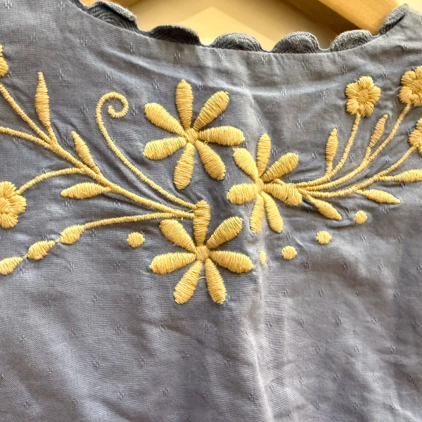 藍色刺繡背心搭配碎花短袖洋裝 image 1 of 0