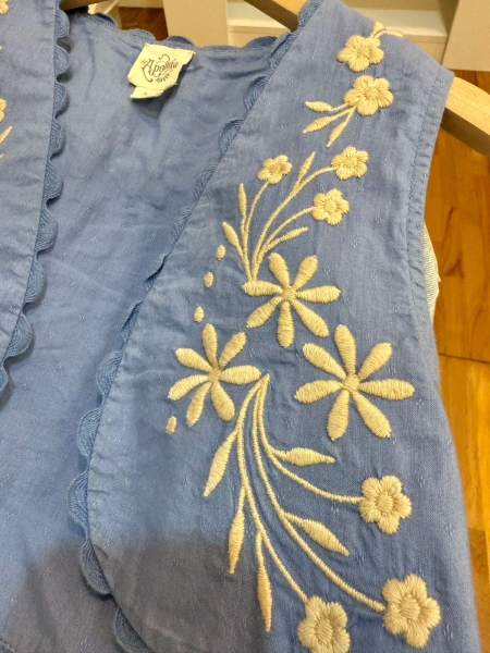 藍色刺繡背心搭配碎花短袖洋裝 image 1 of 0