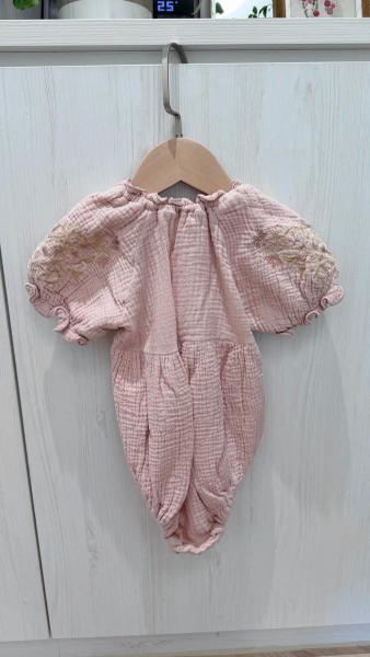 刺繡連身包屁衣 image 1 of 0