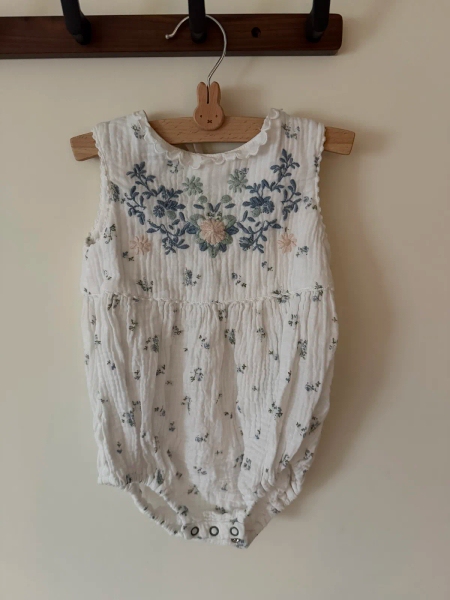 女嬰純棉紗布碎花刺繡包屁衣 image 1 of 0