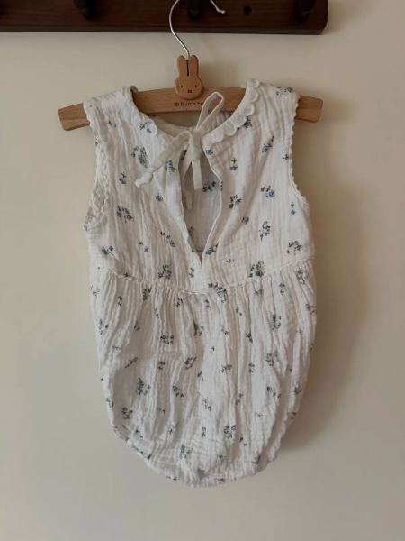 女嬰純棉紗布碎花刺繡包屁衣 image 1 of 0