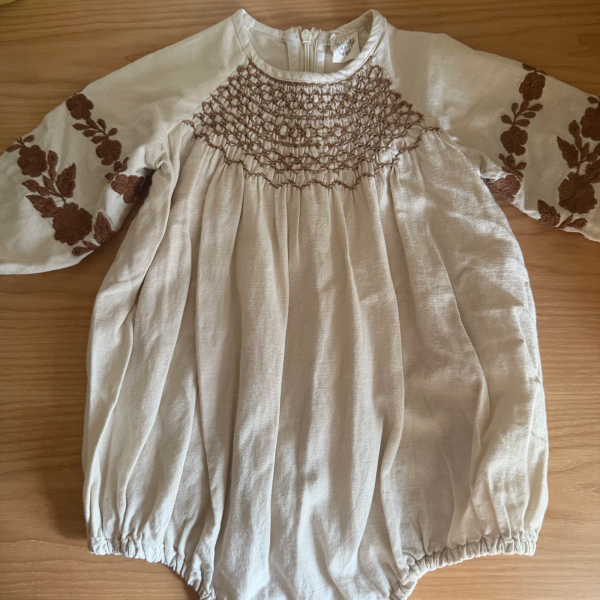 復古刺繡縮褶棉麻連身包屁衣 image 1 of 0