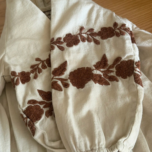 復古刺繡縮褶棉麻連身包屁衣 image 1 of 0