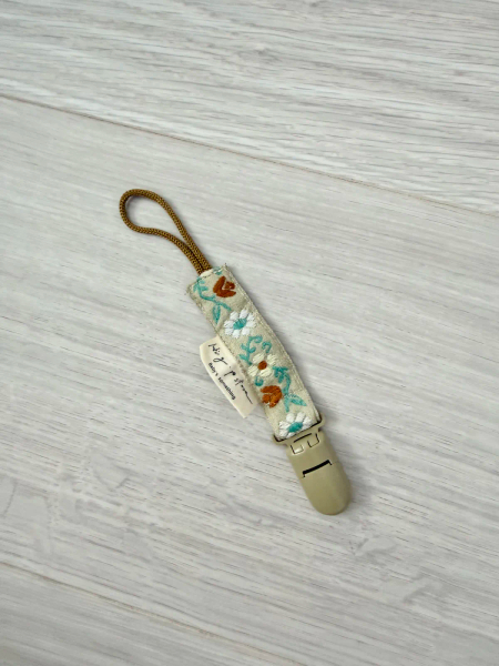 花朵刺繡奶嘴夾 image 1 of 0