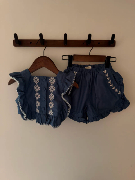藍色刺繡荷葉邊上衣與短褲套裝 image 1 of 0