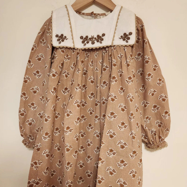 AW24 古典印花 長袖大方領洋裝 image 1 of 0