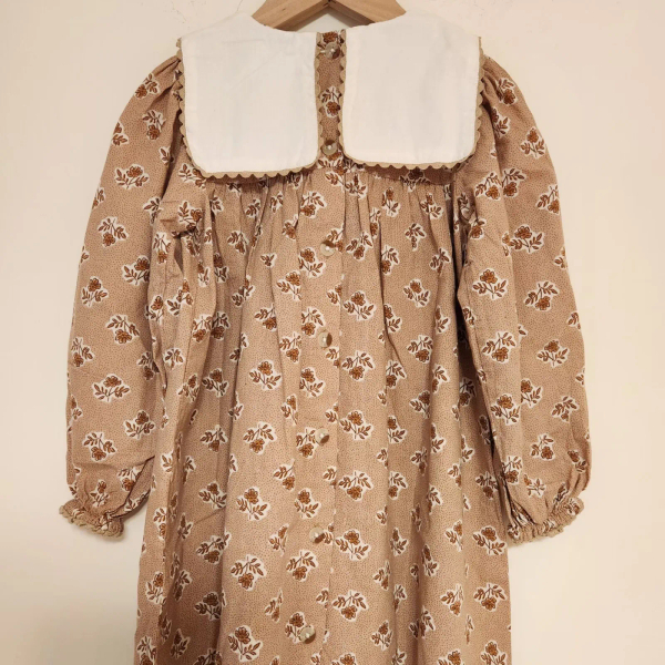 AW24 古典印花 長袖大方領洋裝 image 1 of 0