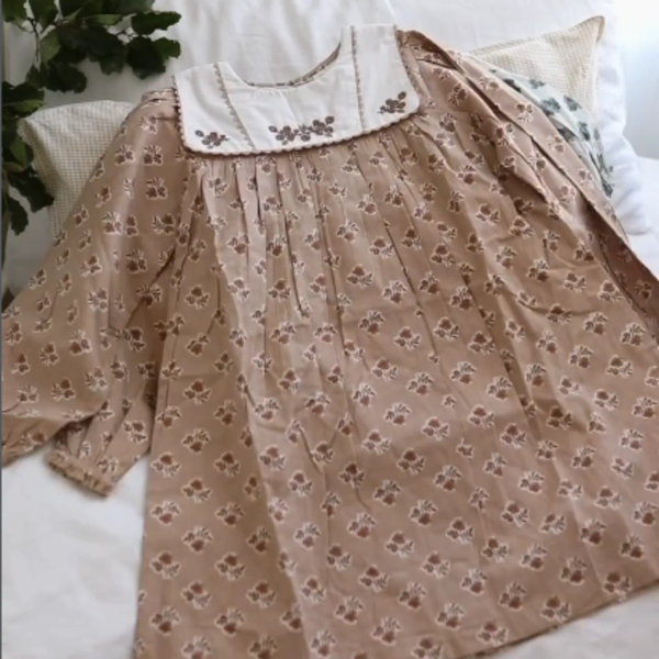AW24 古典印花 長袖大方領洋裝 image 1 of 0
