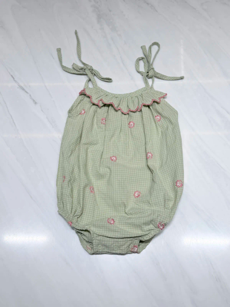 洋梨綠格紋荷葉刺繡包屁衣 24m image 1 of 0