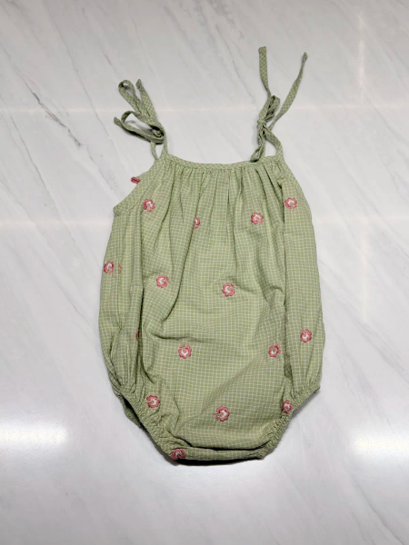 洋梨綠格紋荷葉刺繡包屁衣 24m image 1 of 0