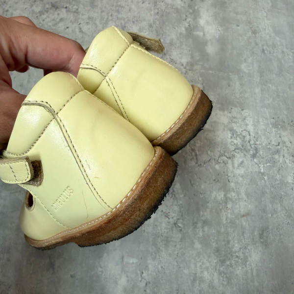 小雞黃愛心靴 image 1 of 0