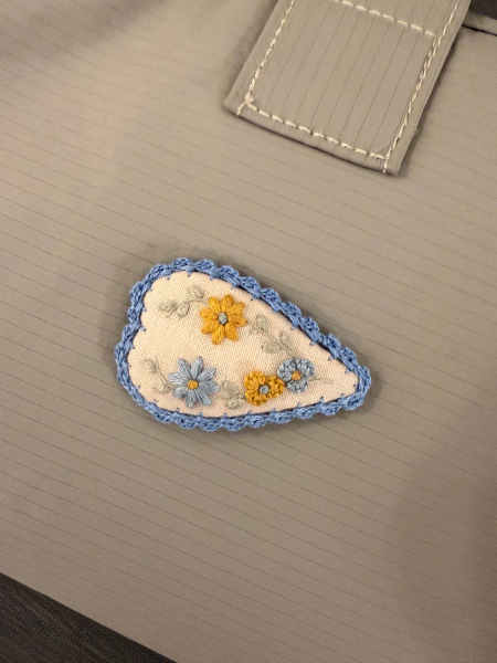 手工刺繡花朵布面髮夾 image 1 of 0