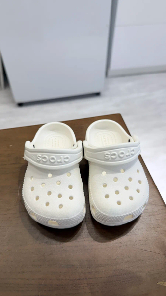 白色經典洞洞鞋 image 1 of 0